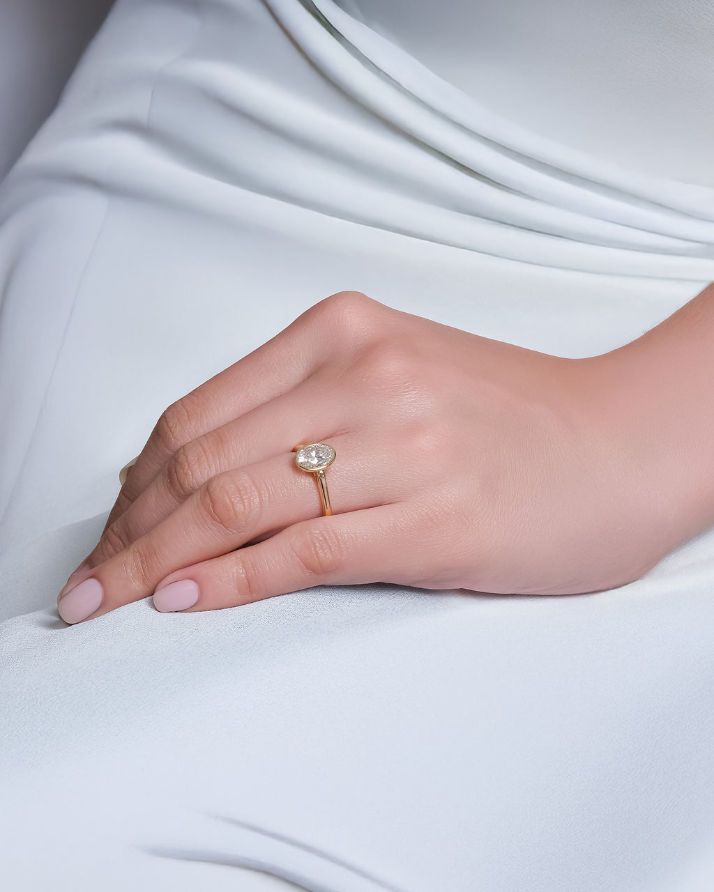 Eulia – Oval Bezel Solitaire